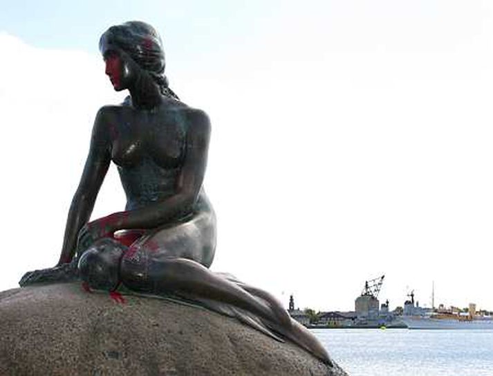Litla Hafmeyjan hefur mátt þola ýmislegt. Nú er hún komin með samkeppni.