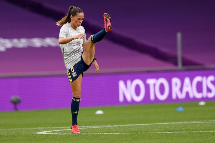Sara Björk Gunnarsdóttir hitar upp fyrir fyrsta Meistaradeildarleik sinn með Olympique Lyon liðinu.