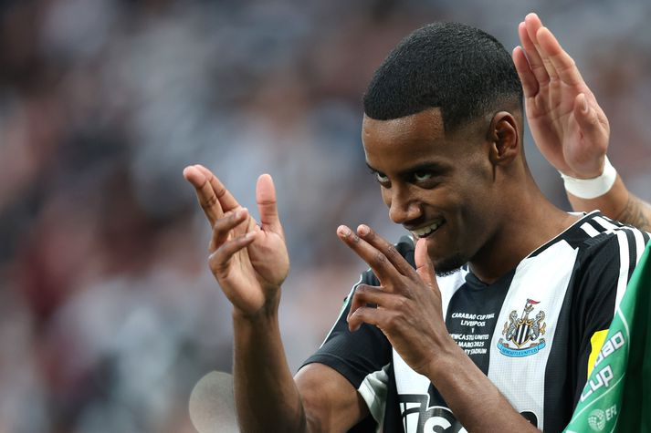 Alexander Isak fagnar marki sínu fyrir Newcastle á móti Liverpool í úrslitaleik enska deildabikarsins.