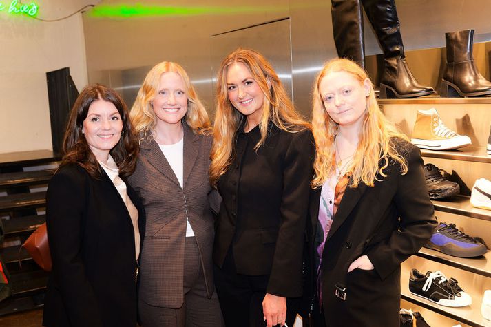 Birta Ísólfsdóttir, Eva Katrín Baldurs, Anna Fríða Gísladóttir og Lilja Baldurs í góðum fíling í opnunar-og afmælisteiti Andrá. 