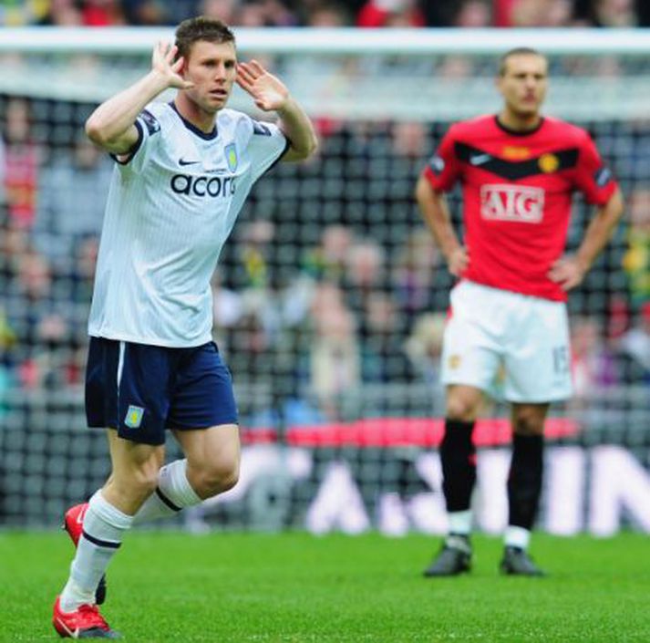 Milner fagnar á umtalaða grasinu á Wembley.