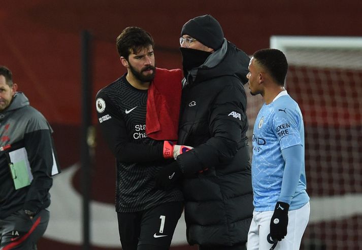 Jurgen Klopp hughreystir Alisson eftir leik Liverpool og Manchester City.