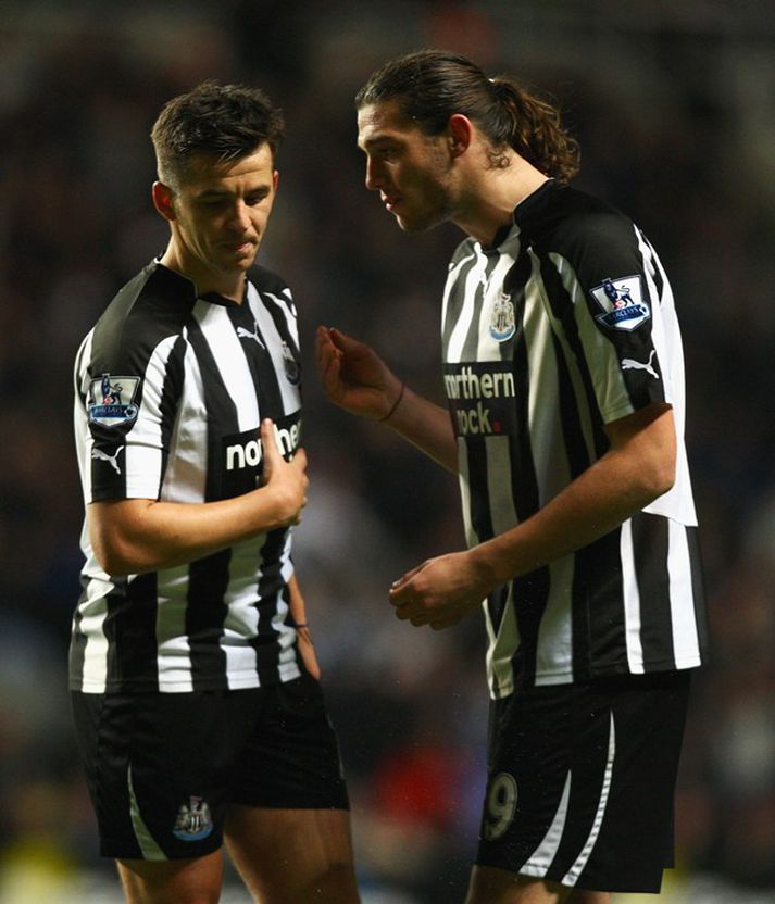 Carroll fer hér yfir stöðuna með Barton.