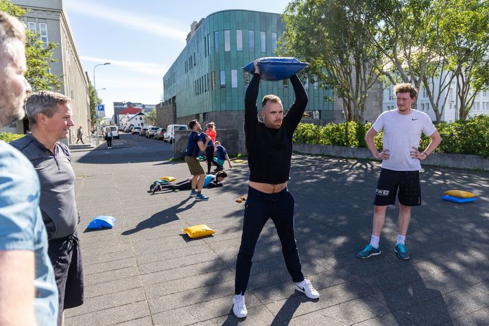 Íþróttaiðkendur nýta sér veðurblíðu í ágúst til þess að gera æfingar sínar utandyra við Arnarhól í Reykjavík.