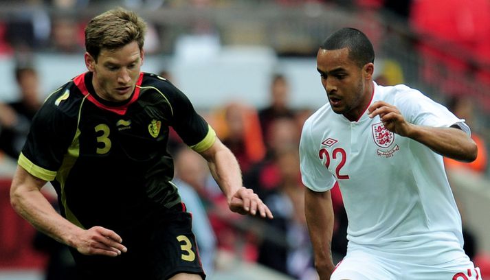 Vertonghen og Theo Walcott eigast við í landsleik Englendinga og Belga í sumar.