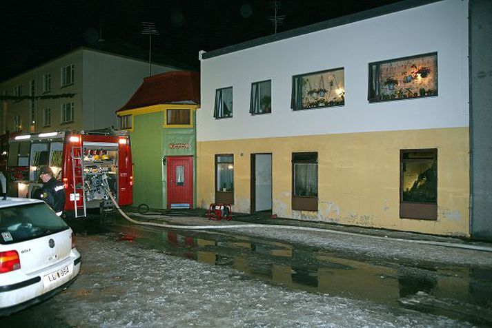 Á vettvangi. Maðurinn var látinn þegar reykkafari kom að honum. Reykskemmdir urður á nærliggjandi íbúðum sem og verslun og hárgreiðslustofu.