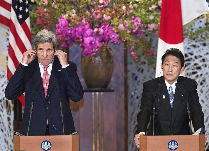 John Kerry ferðaðist um Asíu um helgina og heimsótti Suður-Kóreu, Kína og Japan þar sem hann hélt blaðamannafund með Fumio Kishida, utanríkisráðherra Japan. Nordicphotos/AFP