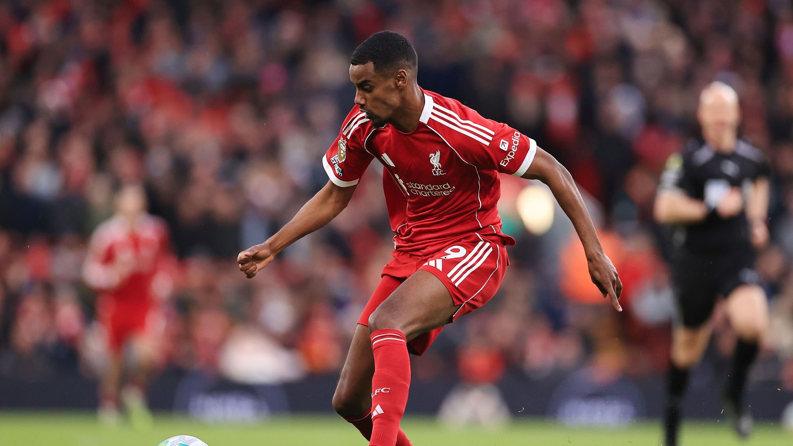 Isak byrjar hjá Liverpool en Salah er aftur á bekknum