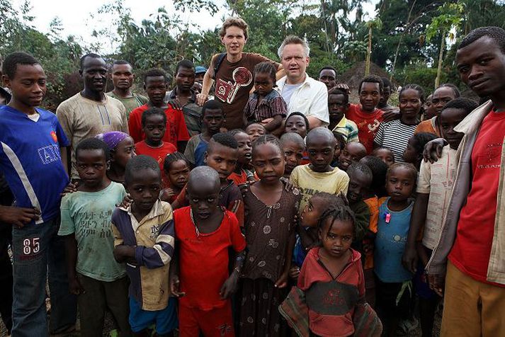 feðgar á ferð Bjarni Harðarson og Egill sonur hans ásamt bæjarbúum í litlu þorpi nálægt bænum Bonga í Eþíópíu.
mynd/Ismael Zansu