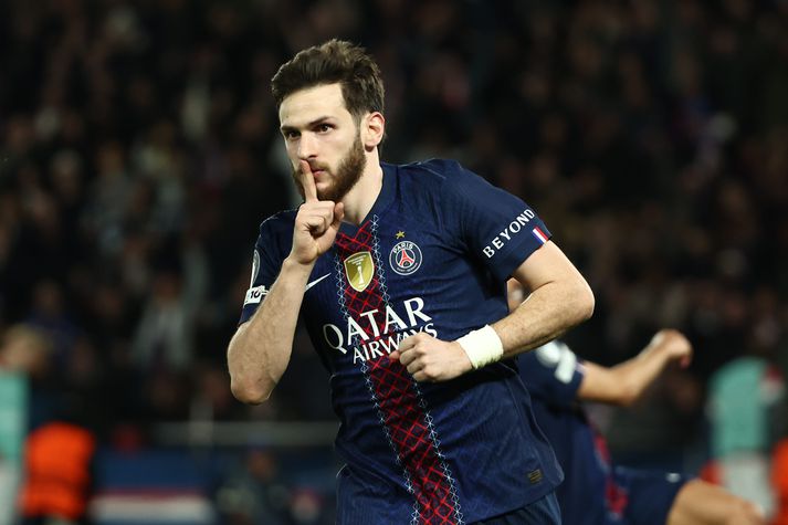 Khvicha Kvaratskhelia fagnar marki sínu fyrir Paris Saint-Germain í kvöld en það mark skildi endanlega á milli liðanna.
