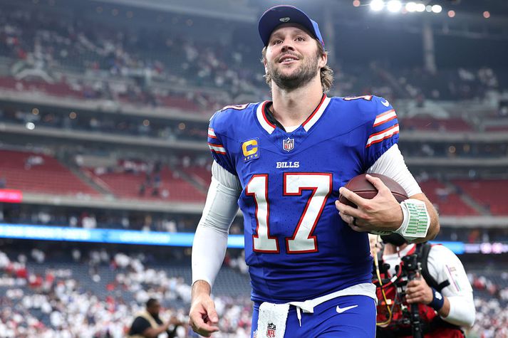 Josh Allen, leikstjórnandi Bills, hleypur hér glaðbeittur af velli eftir góðan sigur í Houston. Allen var algjörlega magnaður eins og svo oft áður.