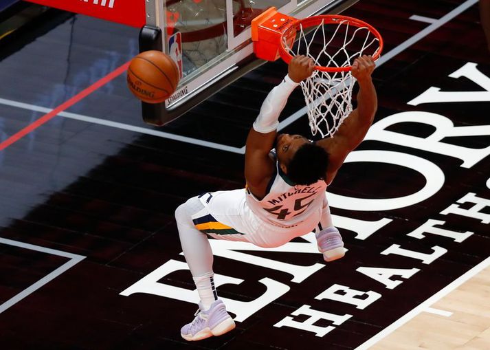 Donovan Mitchell treður boltanum í sigrinum á Atlanta Hawks í nótt.