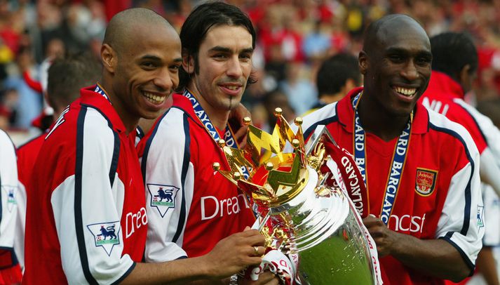 Campbell árið 2002 með þeim Thierry Henry og Robert Pires.