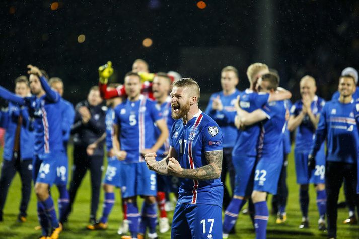 Aron Einar Gunnarsson fyrirliði íslenska landsliðsins fagnar hér á Laugardalsvelli þegar Ísland tryggði sér farmiðann til Rússlands.