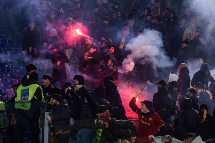 Hér sjást aðdáendur AS Roma munda skotblys og reyksprengjur fyrir leik gegn erkifjendum sínum, Lazio. 