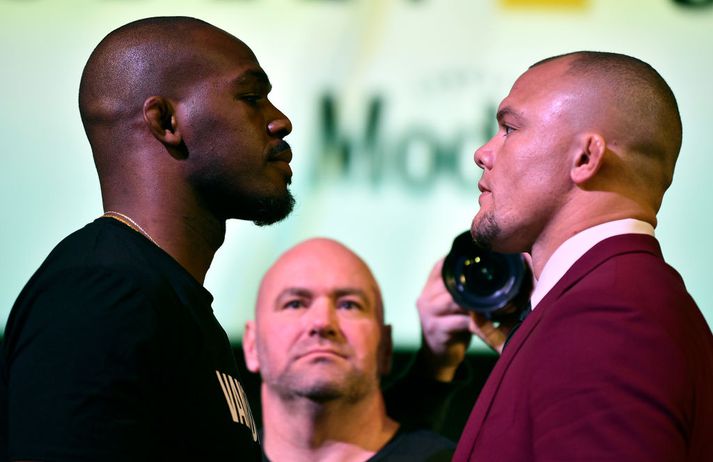 Jon Jones og Anthony Smith mætast í aðalbardaga kvöldsins.