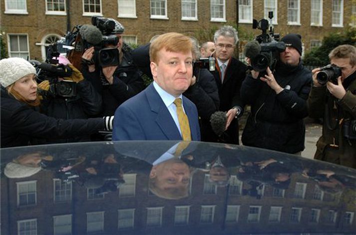 Kastjós fjölmiðlanna í Bretlandi beinist nú að Charles Kennedy sem viðurkenndi í gær að hann væri áfengissjúklingur.