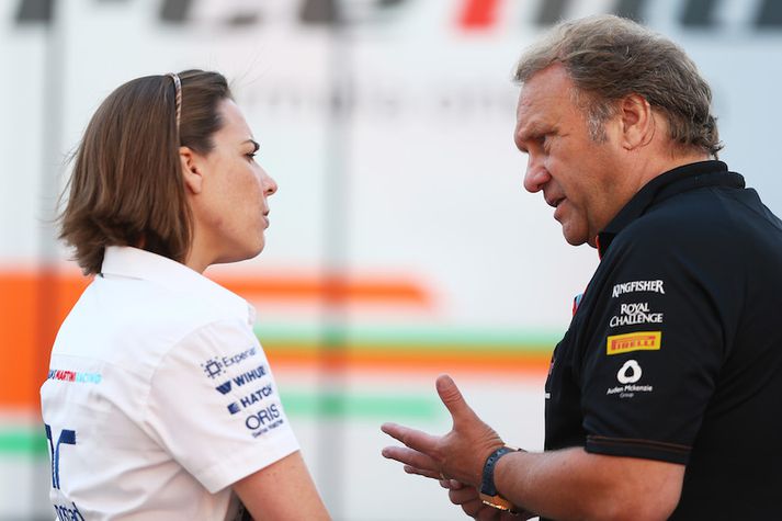 Claire Williams, liðsstjóri Williams og Bob Fernley, aðstoðarliðsstjóri Force India ræða málin.