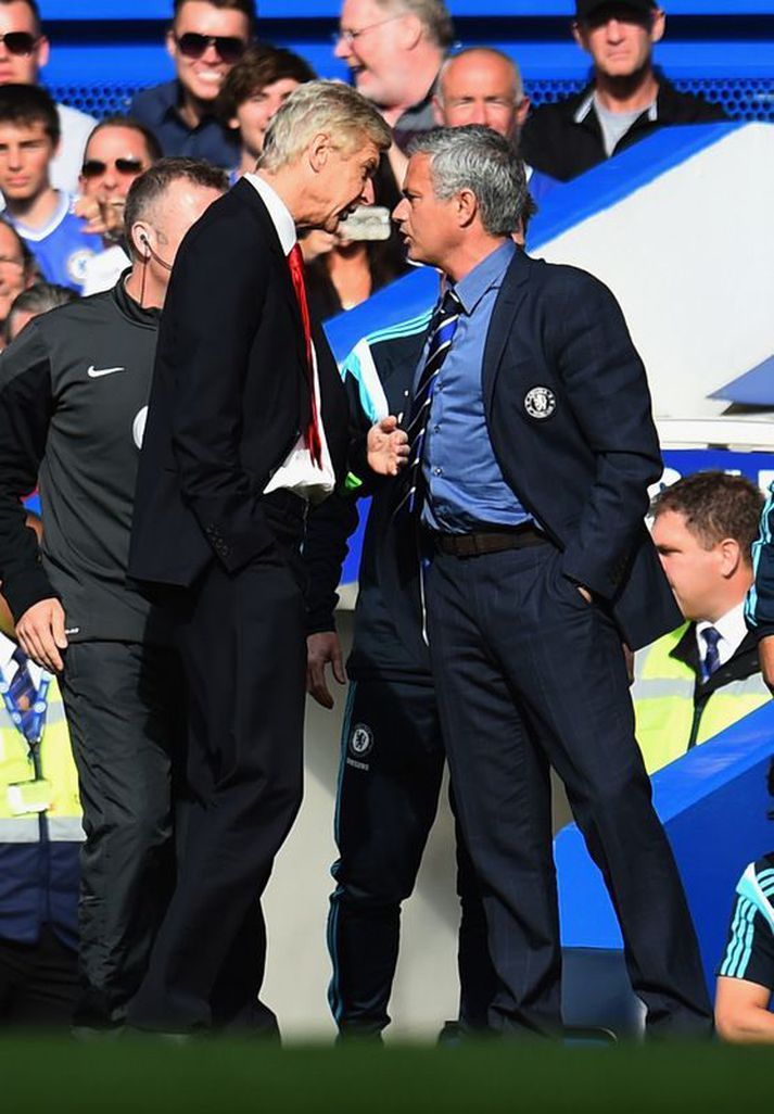 Arsene Wenger og Jose Mourinho ræða málin.