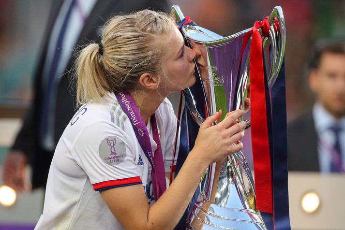 Ada Hegerberg kyssir Meistaradeildarbikarinn í Búdapest um helgina.