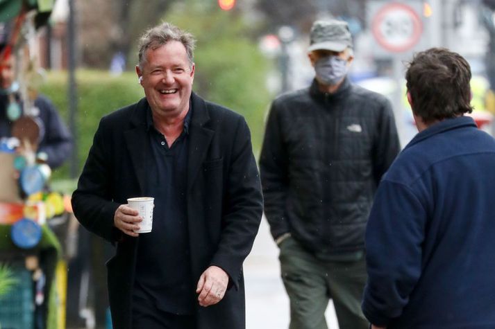 Piers Morgan hýr á brá á ferð um London í gær.