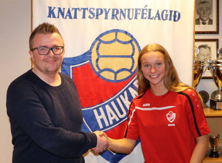 Alexandra Jóhannsdóttir handsalar samninginn.