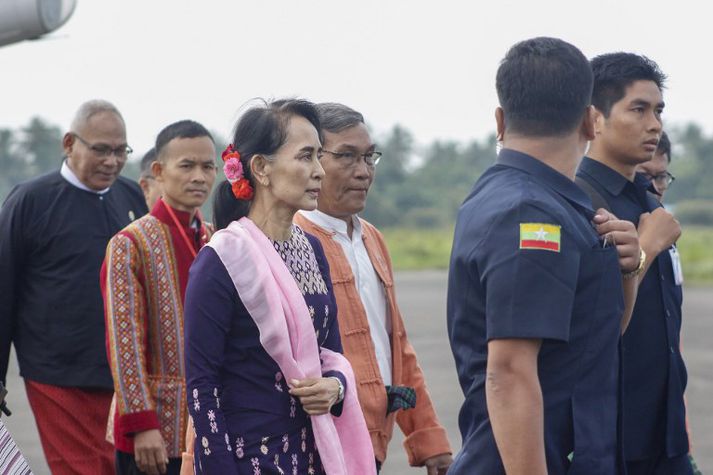 Aung San Suu Kyi í Rakhine-héraði í morgun.