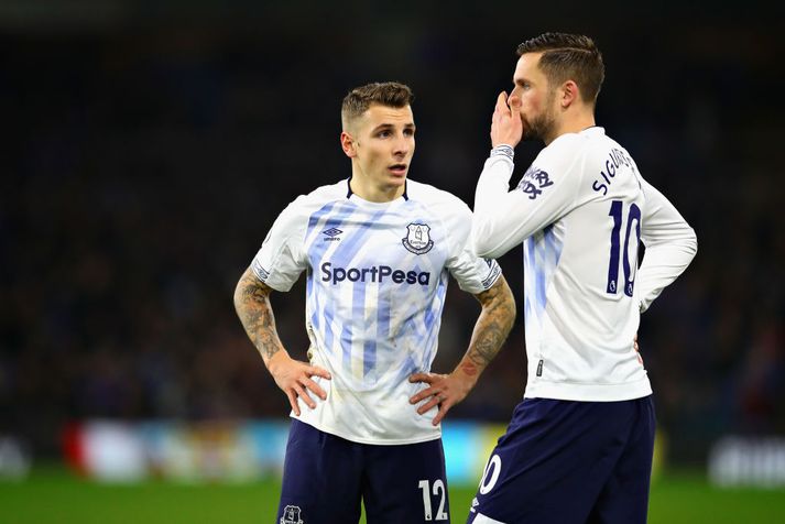 Gylfi Þór Sigurðsson spjallar í leyni við Lucas Digne.