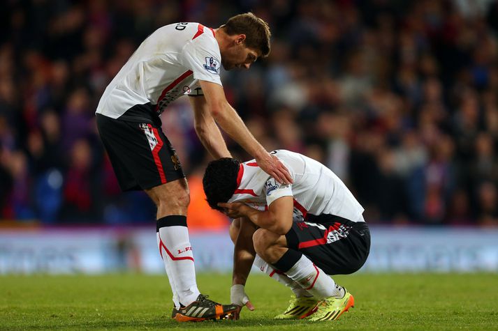 Steven Gerrard reynir að hughreysta Luis Suarez í leikslok.