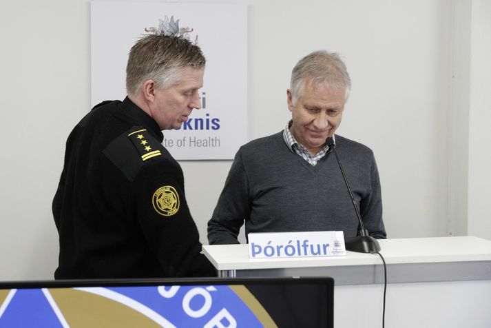 Víðir Reynisson, yfirlögregluþjónn, (t.v.) og Þórólfur Guðnason, sóttvarnalæknir, á daglegum upplýsingafundi almannavarna miðvikudaginn 22. apríl 2020.