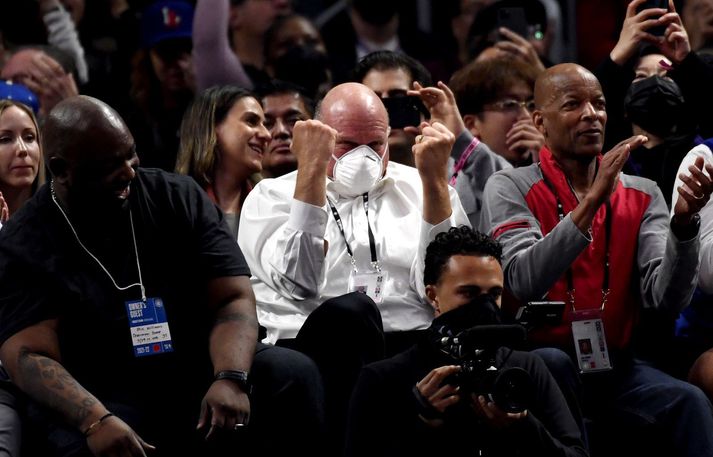  Steve Ballmer fagnar góðu gengi sinna manna í Los Angeles Clippers á leik í  Crypto.com í síðasta mánuði.