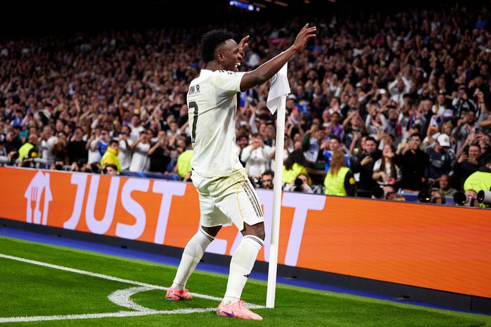 Vinicius Junior fagnar sigurmarki sínu fyrir Real Madrid í kvöld. Aftur fór hann og dansaði ögrandi við hornfánann.