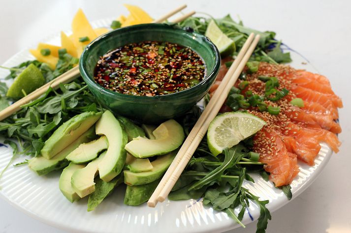 Sashimi-salat, einföld uppskrift að sumarlegu sushi sem er tilvalið sem forréttur eða léttur aðalréttur.