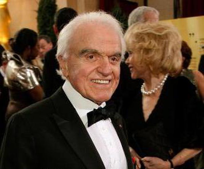 Jack Valenti mætir á Óskarsverðlaunahátíðina í Kodak leikhúsinu í Hollywood 25. febrúar.