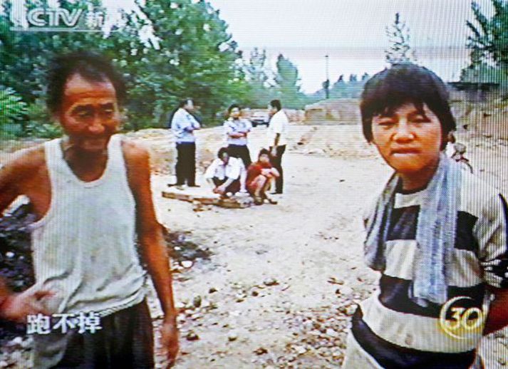 Sjónvarpsstöðvar hafa birt myndir af horuðum verkamönnum sem sættu barsmíðum og þvingunum.