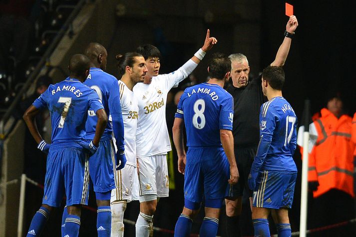 Eden Hazard fær hér rauða spjaldið.