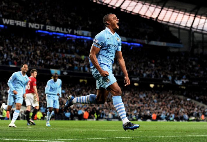 Kompany fagnar marki sínu í kvöld.