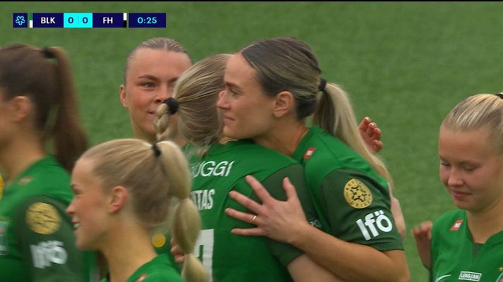 Katrín Ásbjörnsdóttir fékk tíma til að faðma liðsfélaga sína áður en hún gekk af velli á fyrstu mínútu leiksins við FH, í lokaumferð Bestu deildarinnar.
