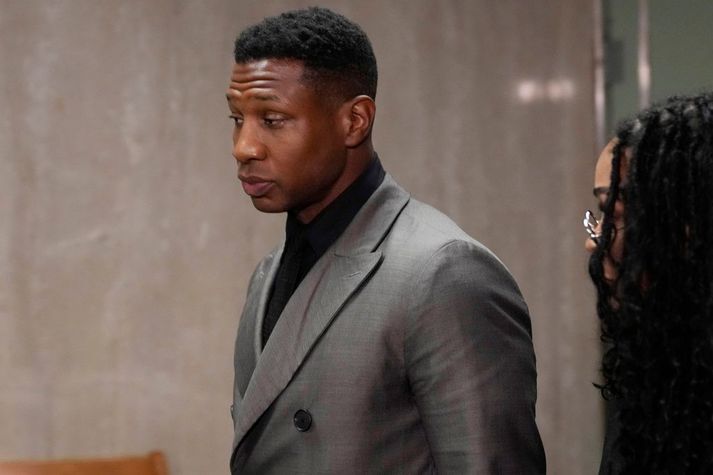 Jonathan Majors etir að hann var fundinn sekur um líkamsárás í New York í desember. Refsing hans var ákveðin í dag. Hann sleppur við fangelsisvist en þarf að sækja sér meðferð.