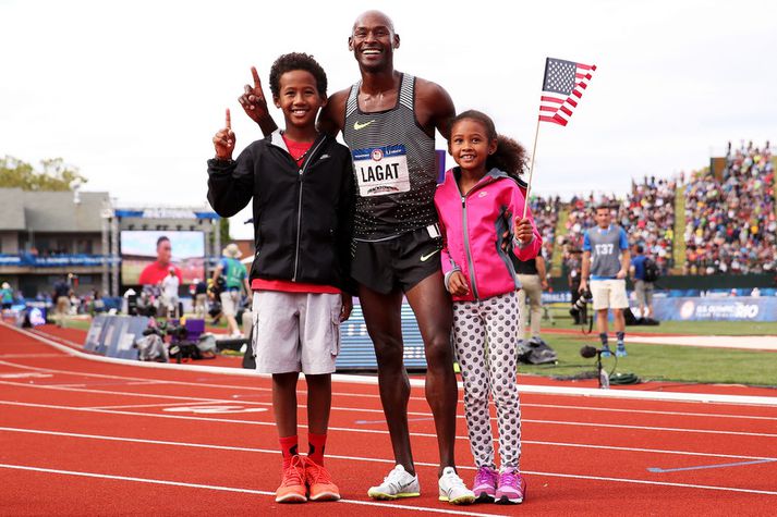 Bernard Lagat fagnar ÓL-sæti sínum með börnum sínum.