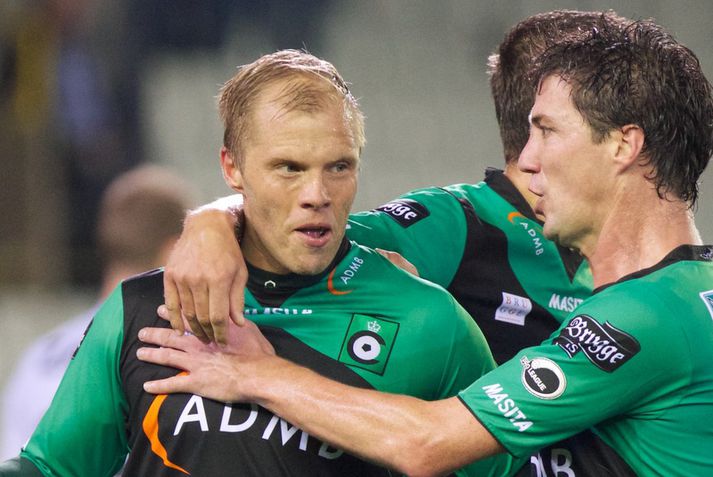 Eiður Smári fagnar marki í leik með Cercle Brugge.