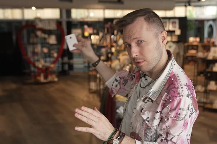 Petro segist eiga í samskiptum við heiminn ,eð því að deila töfrum sínum og tilfinningum.