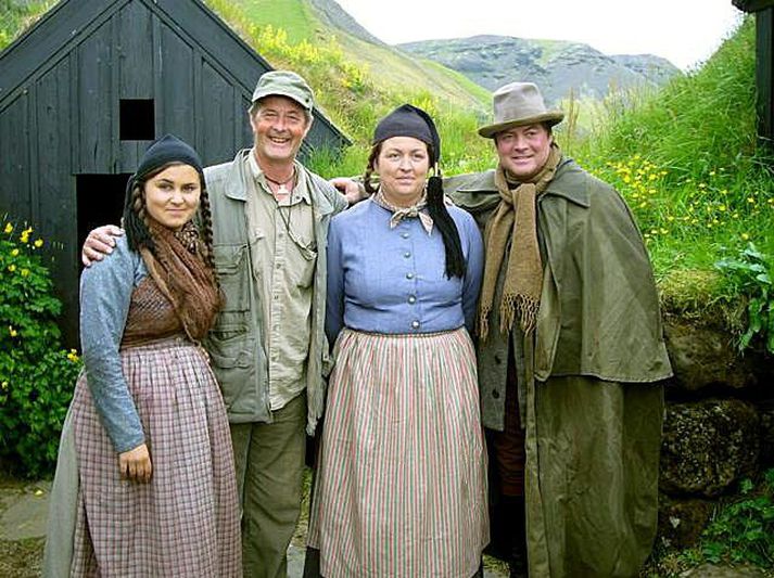 Fær leiðsögn að handan Valdimar Leifsson kvikmyndagerðarmaður ásamt leikurunum Erlu Hazel, Steini Ármanni Magnússyni og Petru Kristínu Kristinsdóttur við tökur á mynd um Jónas Hallgrímsson.