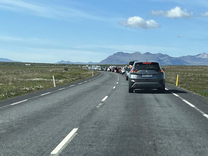 Bílaröð hefur myndast á Snæfellsnesvegi vegna lokunar. 