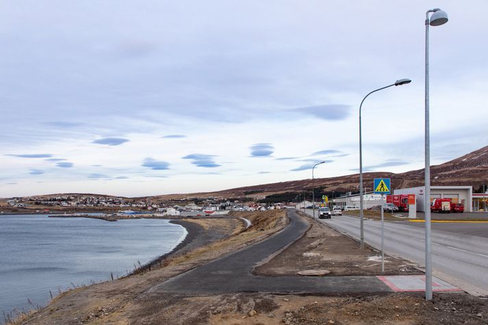 Stangarbakkavegurinn er malbikaður og hlýr.