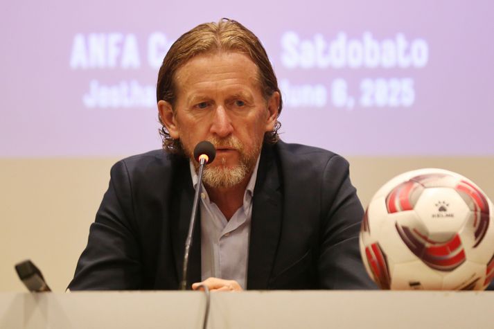 Patrick De Wilde þegar hann var kynntur sem nýr þjálfari kvennalandsliðs Nepals.