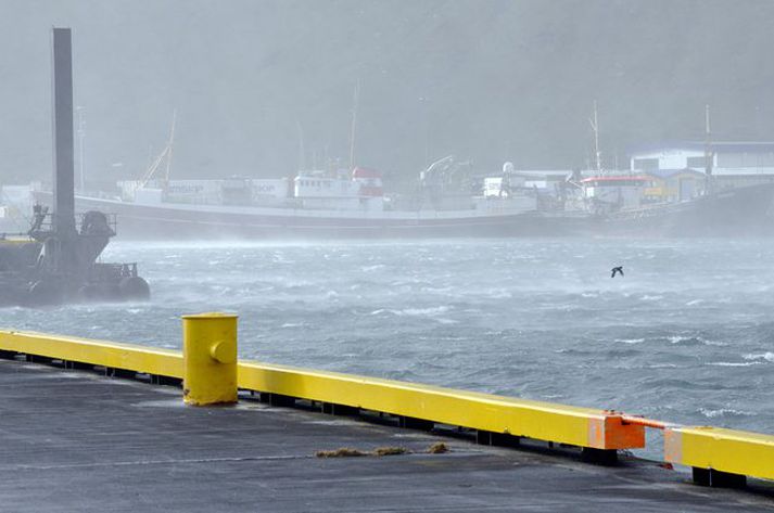 Vestmannaeyjar. Það verður hvasst sunnanlands, en ekki er búist við ofankomu.