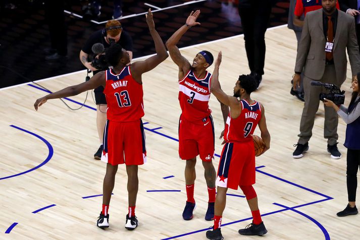 Bradley Beal og Chasson Randle fagna með Thomas Bryant sem tryggði liði Washington Wizards sigurinn.