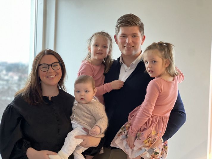 Fjölskyldufólkið Andrea og Jónas með dætrum sínum, tvíburunum Ölmu Jóhönnu og Vigdísi Sölku og systur þeirra Svövu Sóllilju.