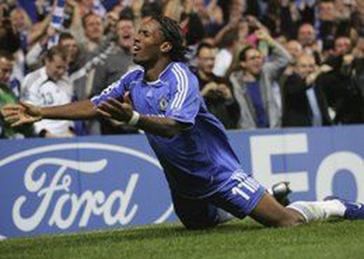 Didier Drogba fellur í jörðina.